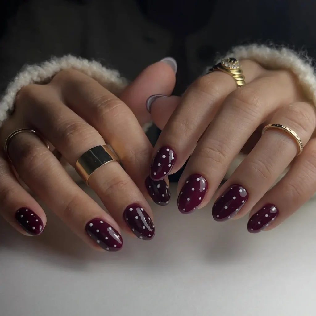 Cherry Mocha Polka-Dot-Nägel 