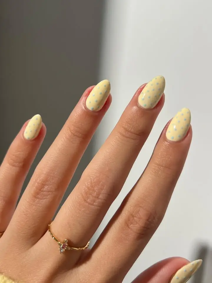 Pastel Skittle Polka-Dot-Nägel